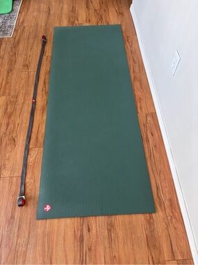 manduka Dark Green Yoga Mat with Carry Strap